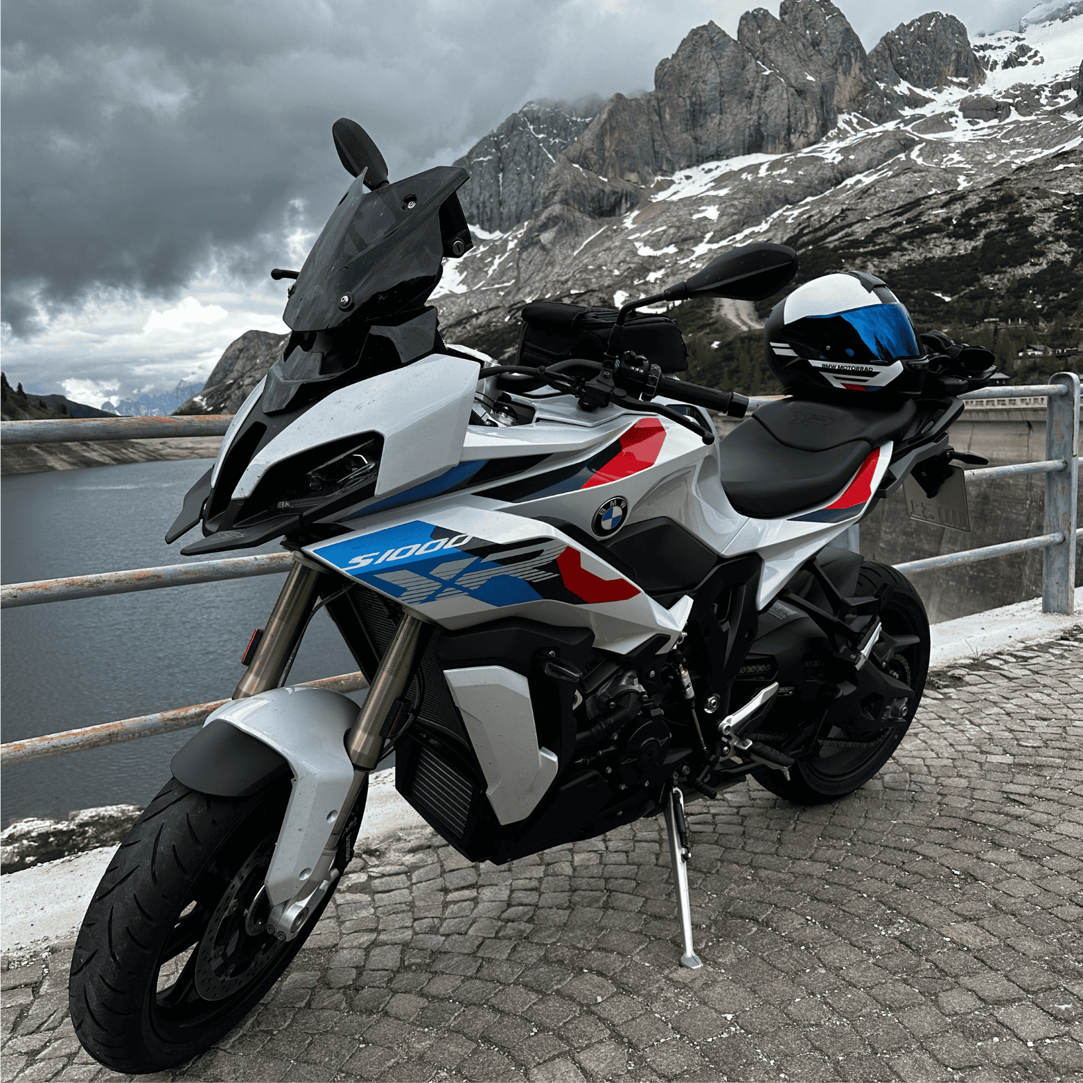 Motorrad auf Brücke mit Blick auf See und Berge – Symbolbild für Motorradführerschein und Fahrfreiheit