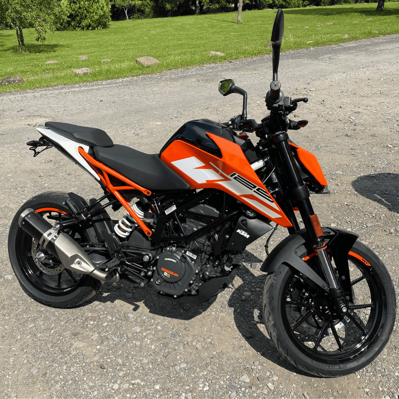 Fahrschul-Motorrad neben einer Wiese – Führerscheinausbildung Klasse A bei Fahrschule Dingerdissen in Heepen & Altenhagen