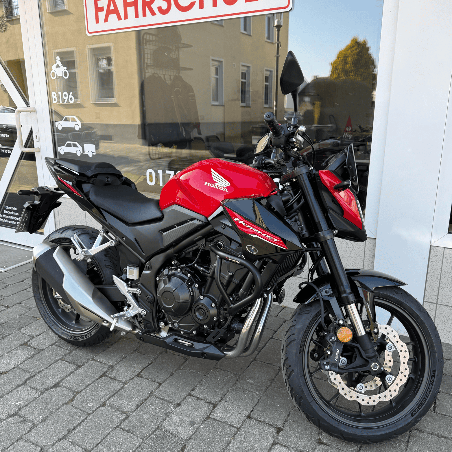 Motorrad für Führerscheinklasse A auf dem Hof der Fahrschule Dingerdissen in Bielefeld